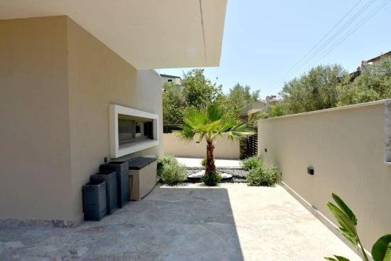 Luxury 3+1 Villa With Large Garden, Parking And Swimming Pool In Gümüldür