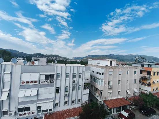 On Gümüldür Beach 1+1 50 m2 furnished at an appropriate price for sale apartment