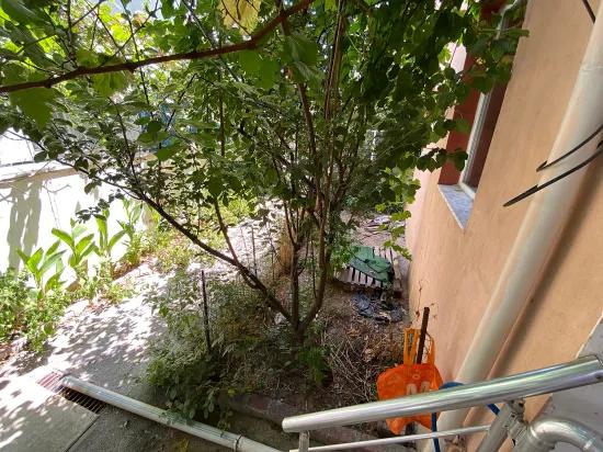In the Ürkmezmersin Area of Seferihisar, 100 metres to the sea, spacious garden, for sale 2+1 flat!