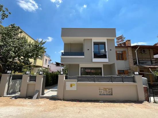 Menderes/özderede Sea Facing 400m to the Sea Spacious Garden 3+1 Luxury Villa