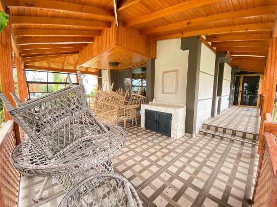 Seferihisar Ürkmez Erdem Tur Sitesinde Full Eşyalı, Havuzlu & Akıllı Satılık 3+1 Villa