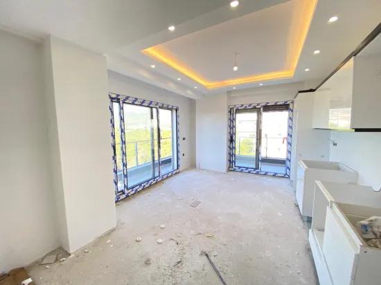 In Menderes Gümüldür, Elevator Zero In Comfort, on Main Street, For Sale 2+1 Opportunity Apartment