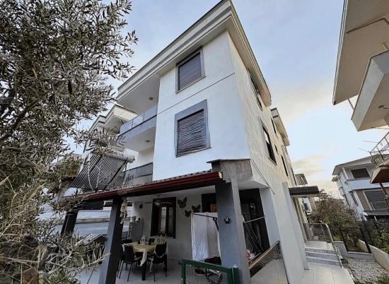 Spacious 3+1 Duplex Apartment With Garden, 500M From The Sea In Seferihisar Mersin Area.