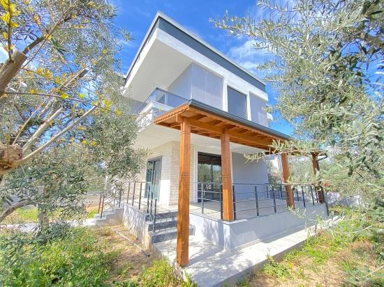 Seferihisar.cumhuriyet Mah. 500M Distance To The Sea, 3+1 Villa With Large Garden For Sale