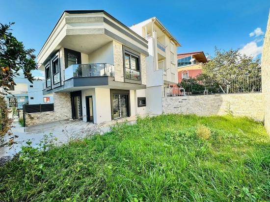2+1 Villa With Large Garden For Sale In Seferihisar Ürkmez