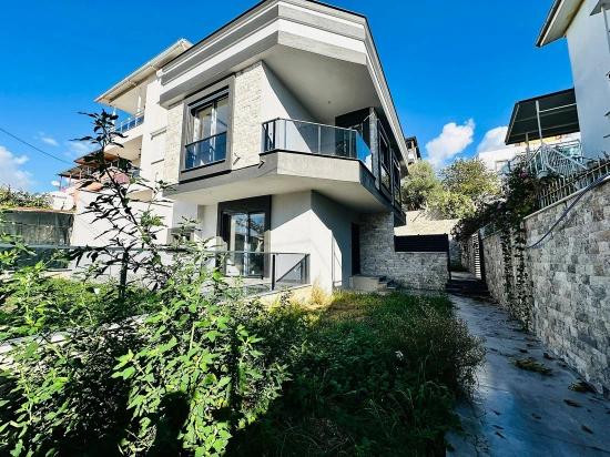 2+1 Villa With Large Garden For Sale In Seferihisar Ürkmez