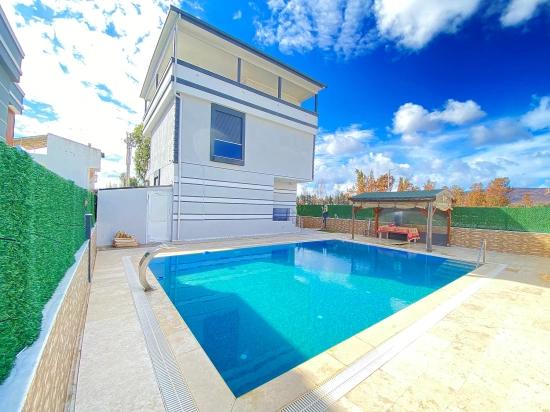 3+1 Detached Villa With Single Pool For Sale In Doğanbey