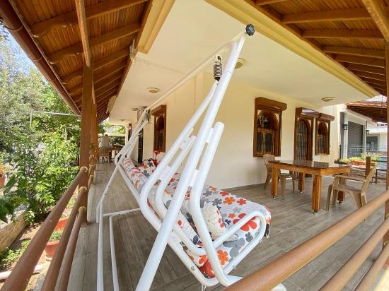 7+1 Corner Villa For Sale In Seferihisar Cumhuriyet, 400m From The Sea!