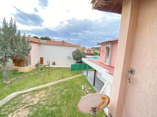 2+1 Apartment For Sale In A Complex With A Pool, 100M From The Beach In Ürkmez, Izmir