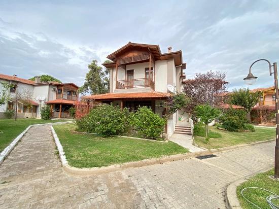 3+1 Villa For Sale On The Sea Side In A Complex With Pool In Ürkmez