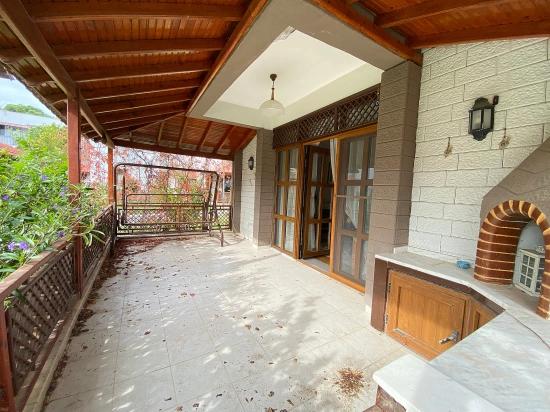 Fully Furnished 3+1 Villa For Sale In A Beachfront Complex In Ürkmez