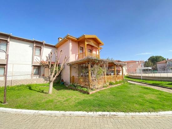 Detached, Comfortable 3+1 Villa With Pool And Security For Sale In Seferihisar Erdem Tur Site.