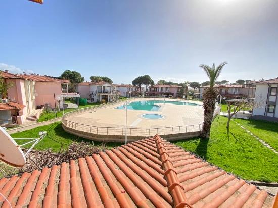 Detached, Comfortable 3+1 Villa With Pool And Security For Sale In Seferihisar Erdem Tur Site.