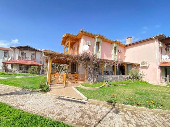 Detached, Comfortable 3+1 Villa With Pool And Security For Sale In Seferihisar Erdem Tur Site.