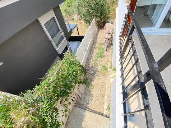 1+1 Ground Floor Apartment For Sale In Seferihisar Mersin Area, 100m From The Sea, With Garden And Renovation Required