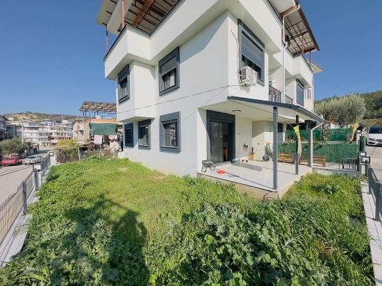 2+1 Apartment For Sale In Seferihisar Mersinalanı, Close To The Sea, Ground Floor With Garden