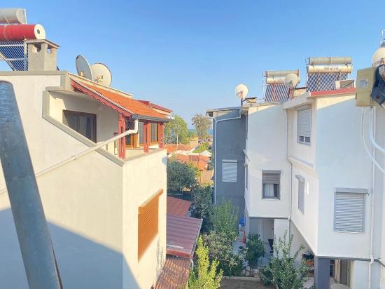 Seferihisar Cumhuriyet Mahallesi, Yıldız Tur Sitesi. 3+1 Apartment For Sale Where Blue And Green Meet.