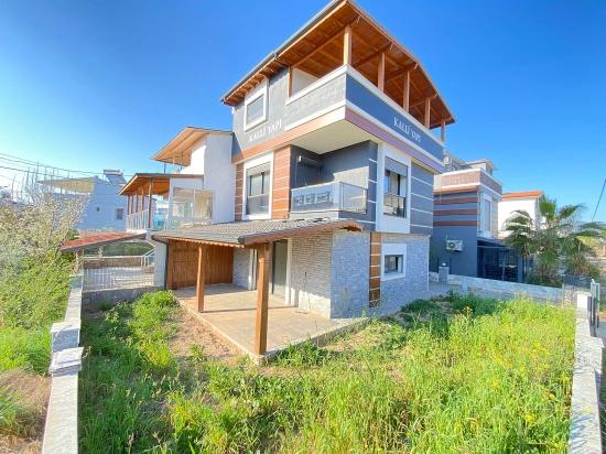Seferihisar: Cumhuriyet Neighborhood, Near The Sea, Brand New 3+1 Corner Villa With License