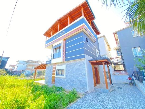 Seferihisar: Cumhuriyet Neighborhood, Near The Sea, Brand New 3+1 Corner Villa With License