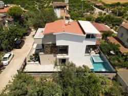 Luxury 3+1 Villa With Large Garden, Parking And Swimming Pool In Gümüldür