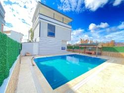 3+1 Detached Villa With Single Pool For Sale In Doğanbey