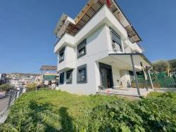 2+1 Apartment For Sale In Seferihisar Mersinalanı, Close To The Sea, Ground Floor With Garden