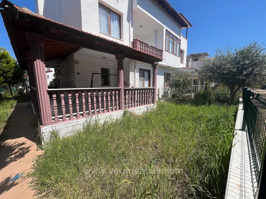 Вилла 3+1 На Продажу В Районе Сеферихисар Джумхуриет, Участок Шёретлер, С Садом И Необходимым Обслуживанием