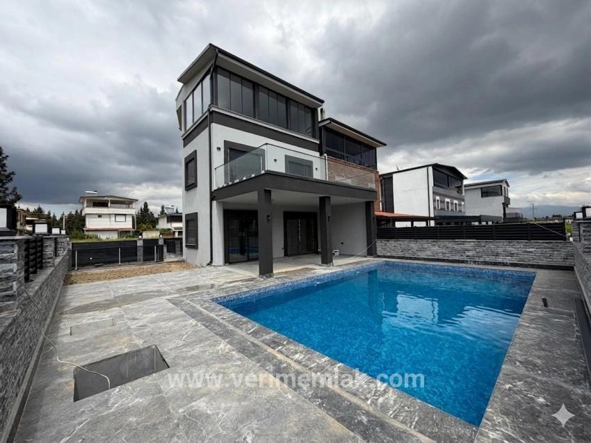 Для продажи Вилла 3+1 в Cumhuriyet Seferihisar Doğanbey - 250 m²