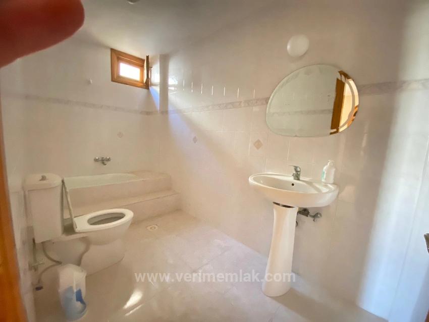 Отдельно Стоящая Вилла С 4 Спальнями И 1 Ванной Комнатой На Участке Площадью 225 М², Всего В 50 Метрах От Моря, В Паямлы, Сеферихисар.