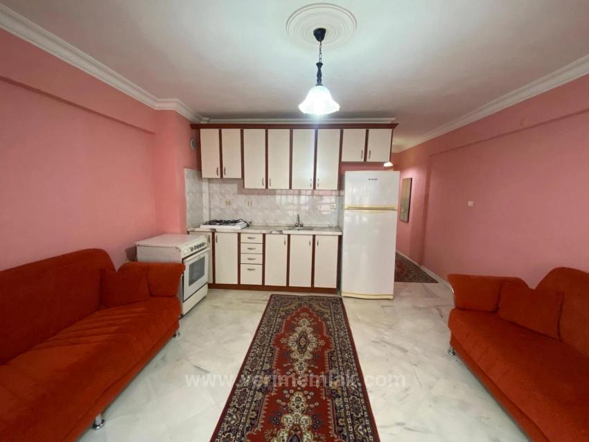 Продается Просторная Квартира На Среднем Этаже (2 Спальни + 1 Ванная Комната) В Районе Сеферихисар, Мерсин, В 250 Метрах От Моря, Без Дополнительных Расходов!