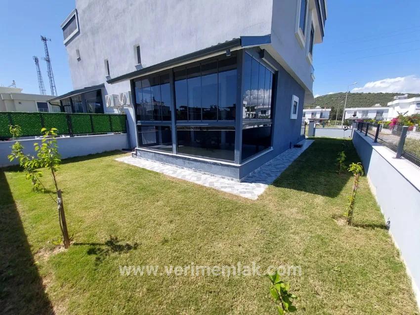 В районе Сеферихисар Cumhuriyet Mahallesi от моря 1 км продается 4+1 роскошная вилла с широким садом