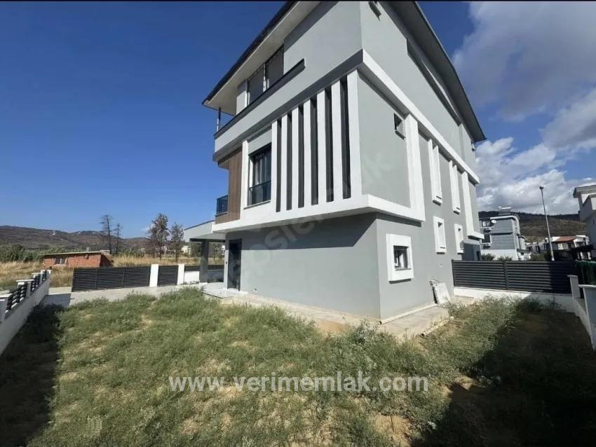 Для продажи Вилла 3+1 в Cumhuriyet Seferihisar Doğanbey - 195 m²