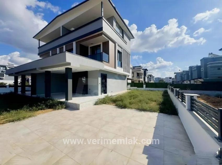 Для продажи Вилла 3+1 в Cumhuriyet Seferihisar Doğanbey - 195 m²