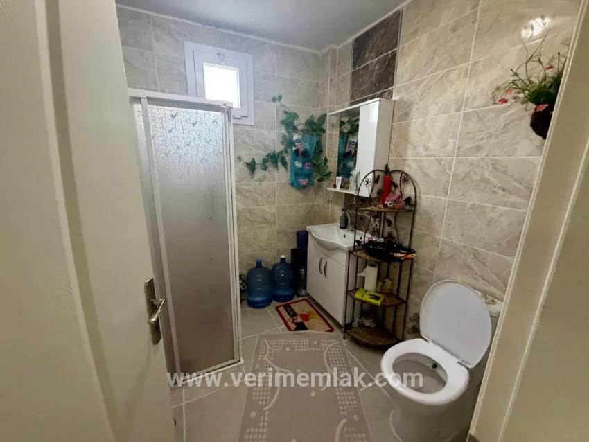 В Сеферихисаре Бенгилере, в 350м от моря, продается 2+1 квартира с широким садом и фруктовыми деревьями!