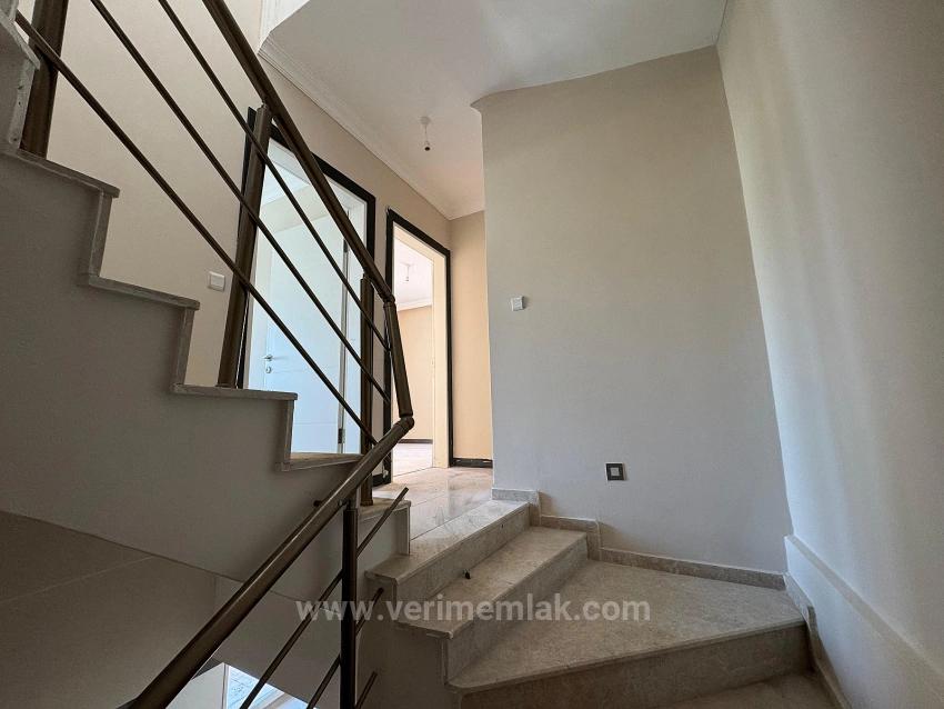 Роскошная Угловая Вилла 2+1 На Продажу В Джумхуриет Маха, Сеферихисар, В 500 Метрах От Моря!