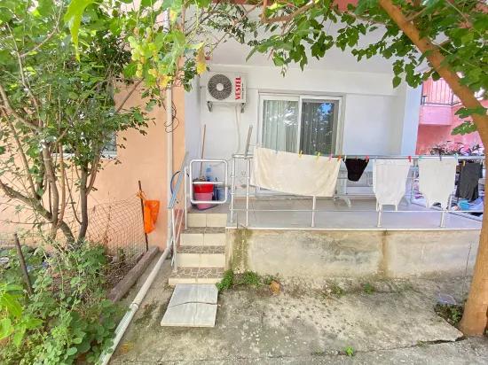 в Seferihisar, районе Ürkmezmersin, в 100 метрах от моря, с просторным садом, продаётся квартира 2+1!