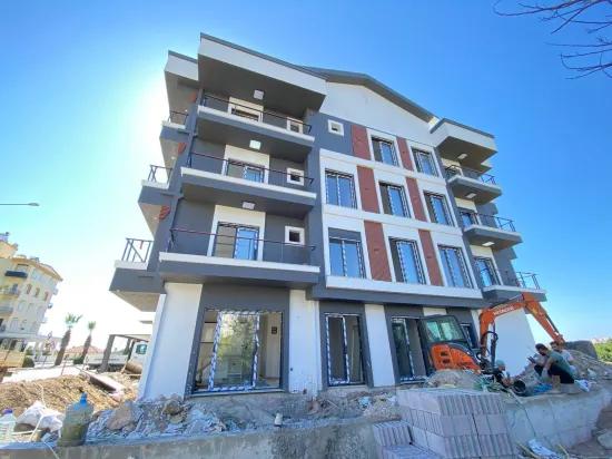 в Menderes Gümüldür с лифтом в новом комфорте, над главной улицей продаётся 2+1 выгодная квартира