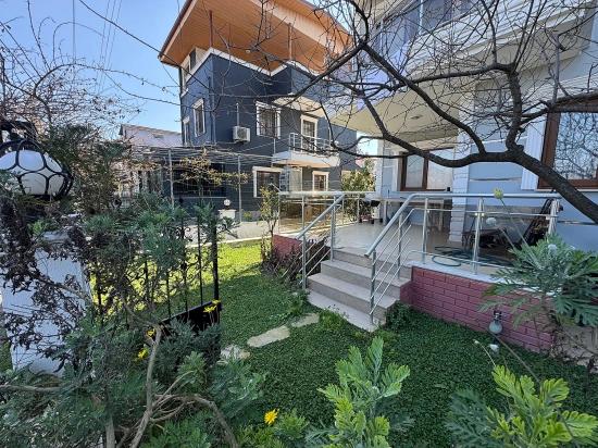 *Seferihisar Cumhuriyet - Продается Отдельно Стоящий Летний Дом С Садом, 2+1 Спальня, 750 М От Моря.