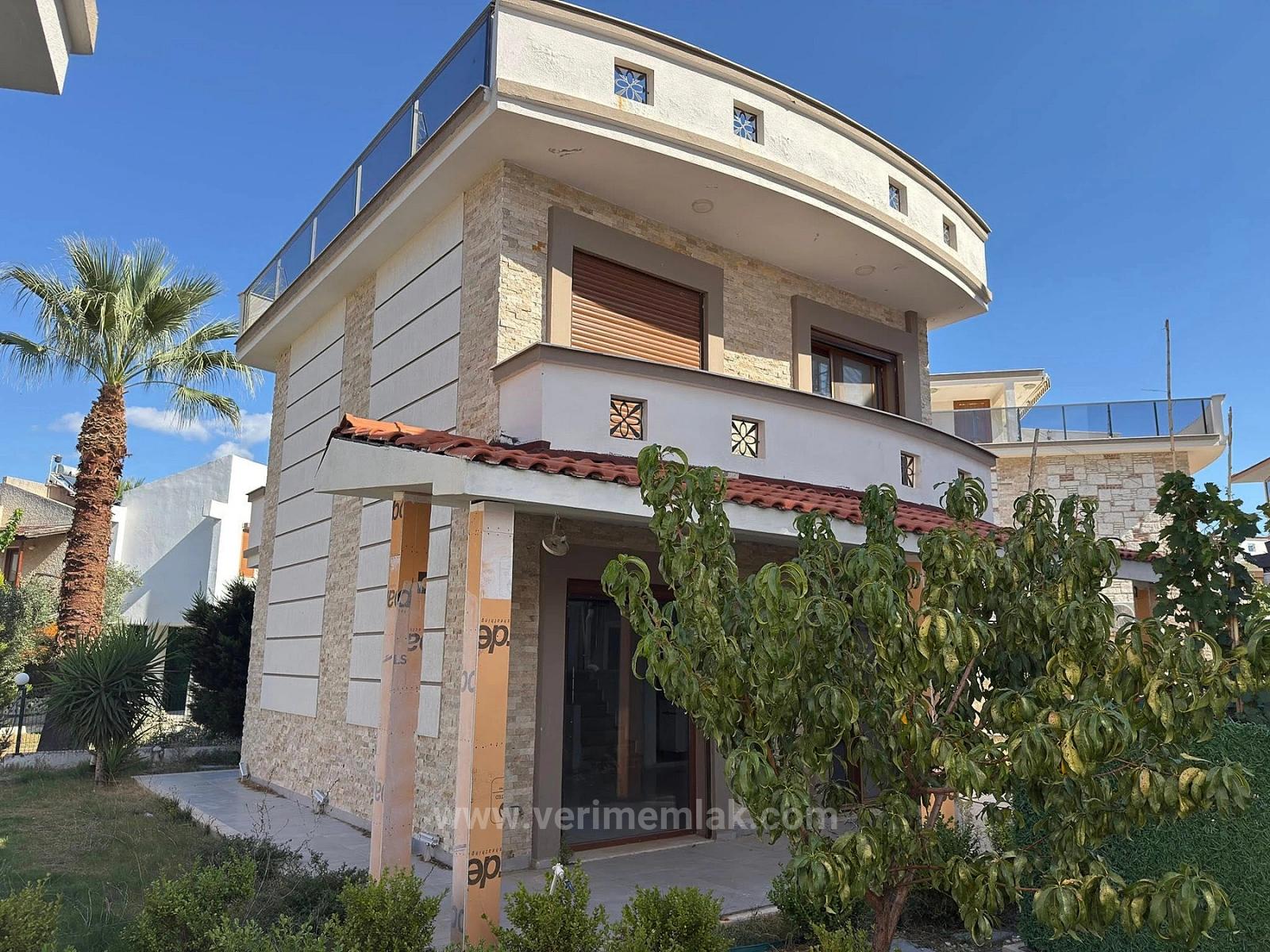 Gümüdür De Deniz Tarafında Mustakil Satılık 3+1 Villa