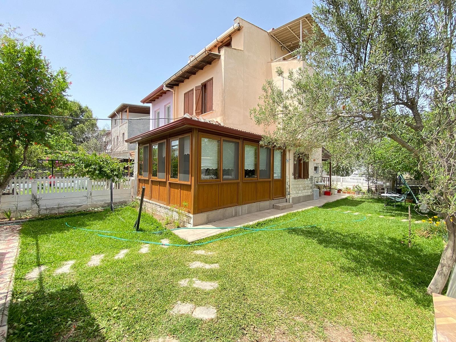 Seferihisar.şenköy Sitesi'nde Sıfır.tadilatlı,Köşe Parsel Müstakil Satılık 3+1 Villa