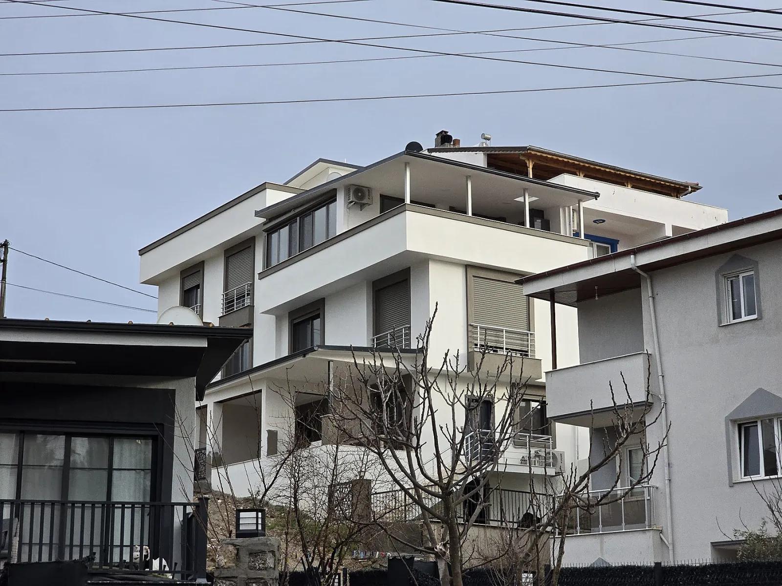 Seferihisar Ürkmez'de 600 m'ye yakın geniş bahçeli 3+1 yazlık villa