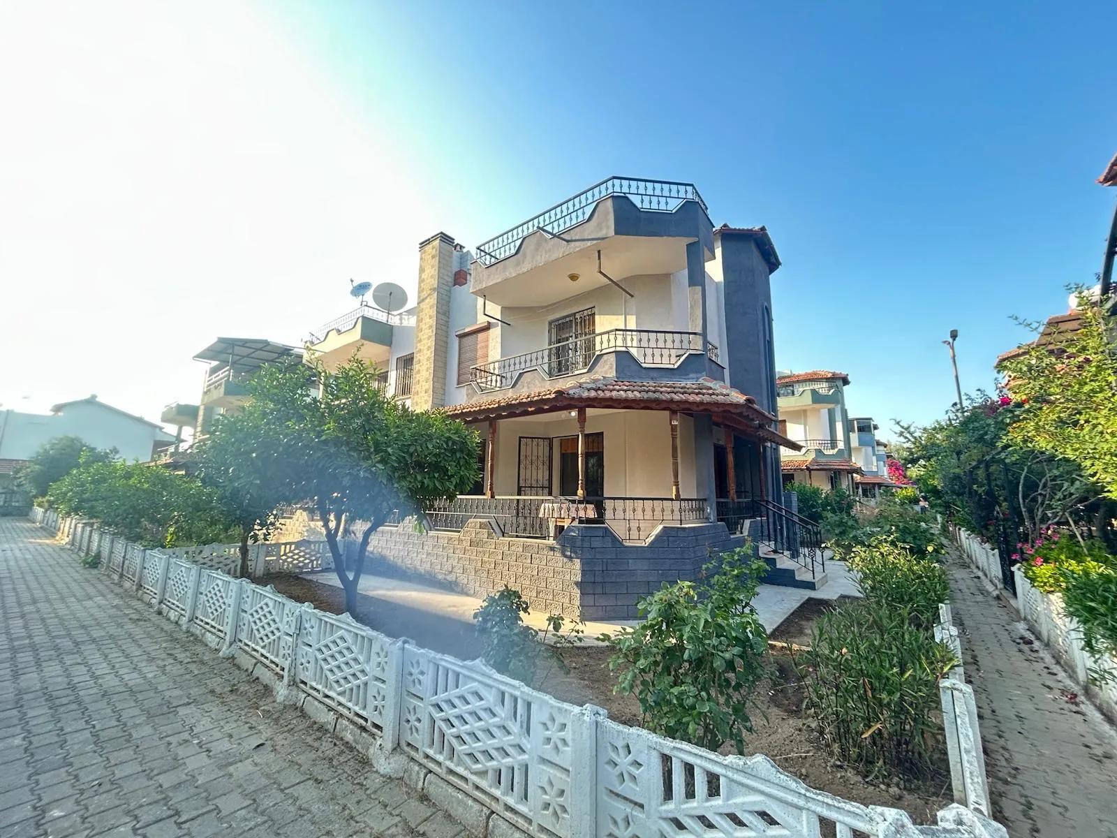 Gümüldür'de denize 100m site İçerisinde geniş bahçeli satılık 4+1 villa