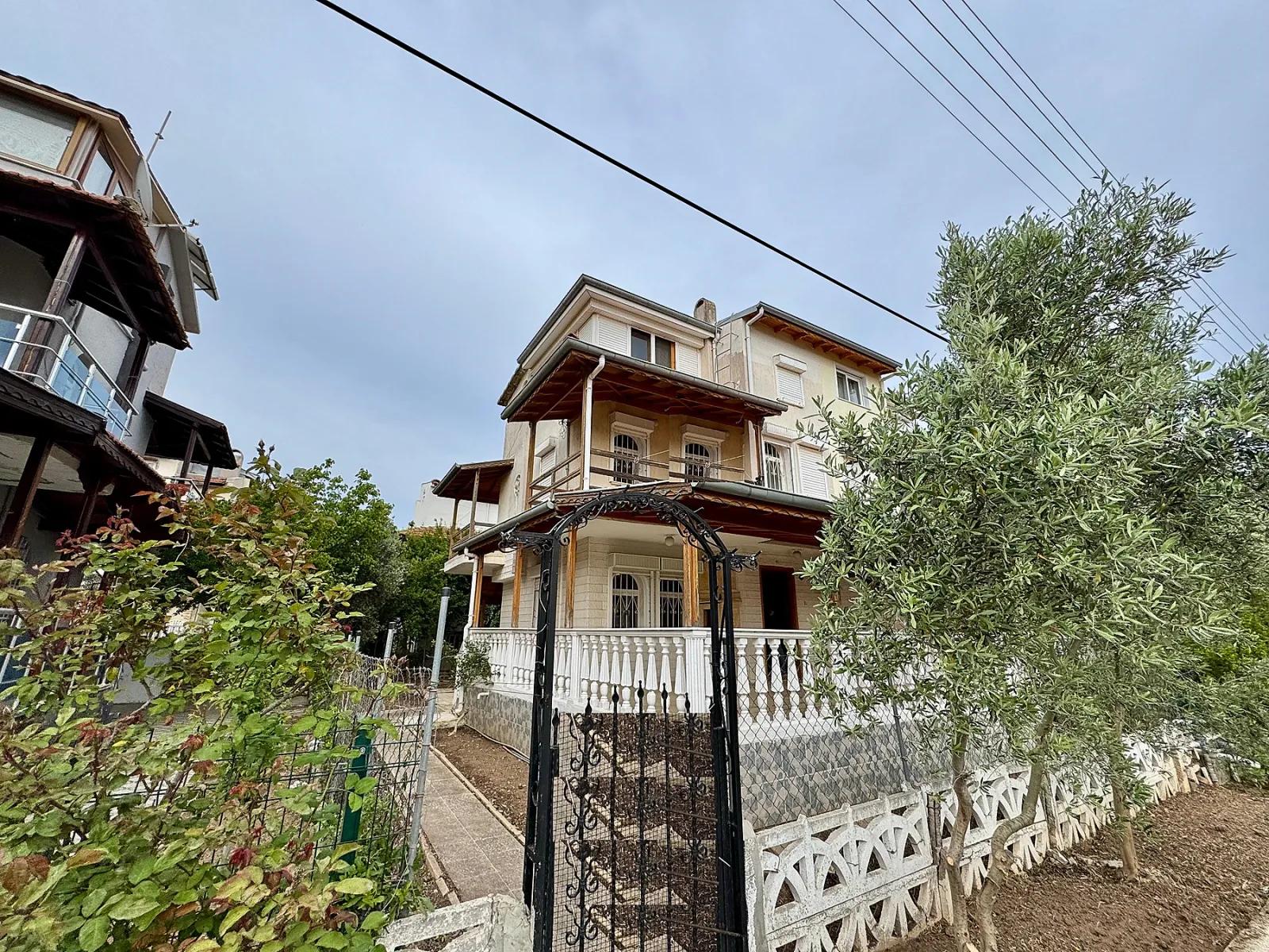 Seferihisar Cumhuriyet Mah.'de denize 750m havuzlu, meyve bahçeli satılık 4+1 Villa