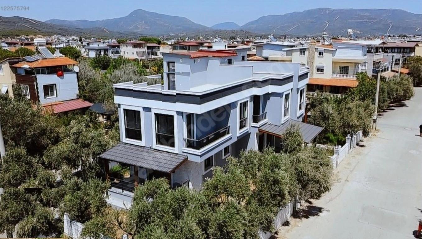 Seferihisar.cumhuriyet Mah.denize 500M Mesafede,Geniş Bahçeli Satılık 3+1 Villa