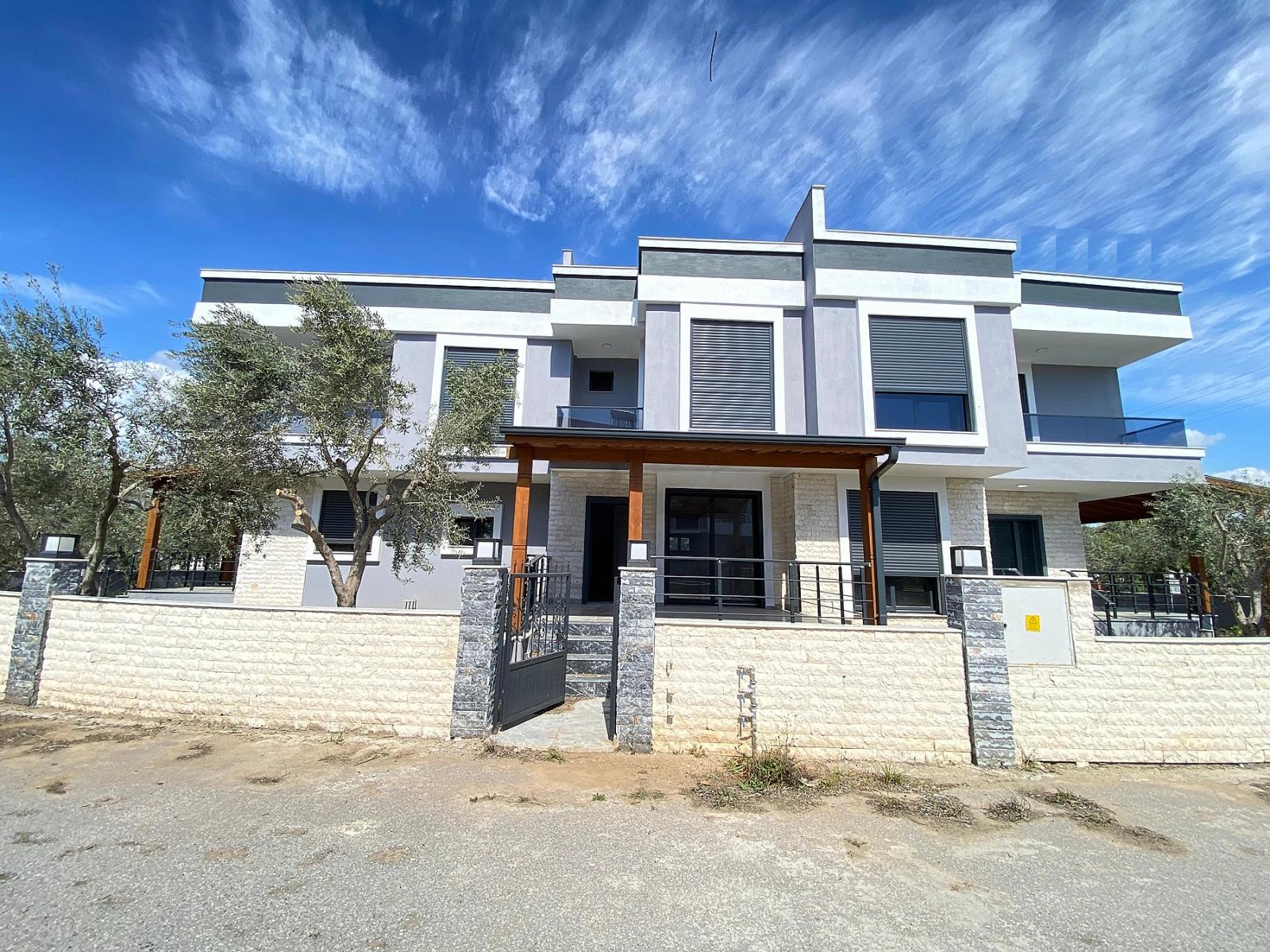 Seferihisar.cumhuriyet Mah.denize 500M Mesafede,Geniş Bahçeli Satılık 2+1 Villa