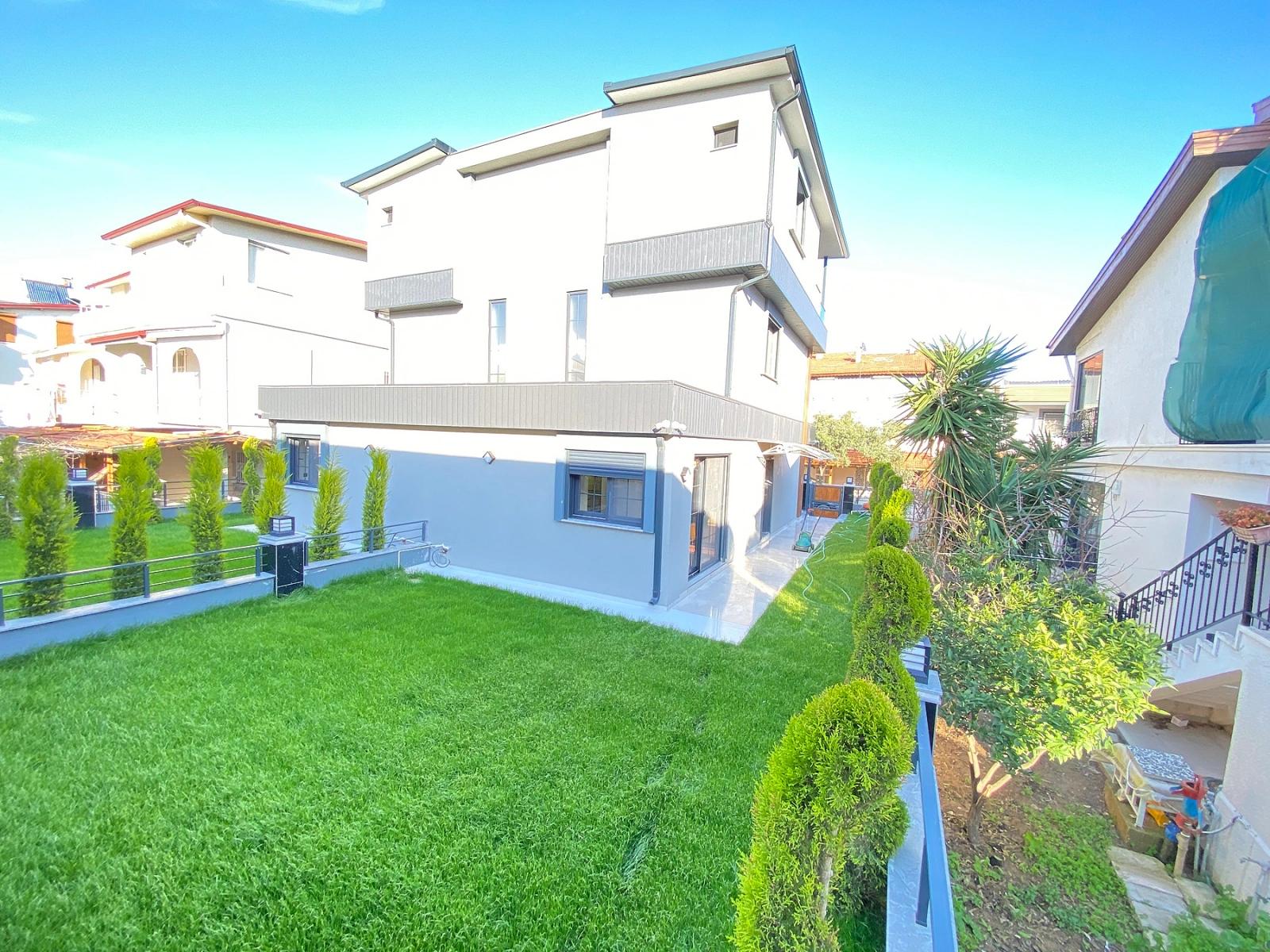 Seferihisar Mersin Alanı'nda Denize Sıfır, Akıllı Sistemli Lüks Satılık 3+1 Villa!