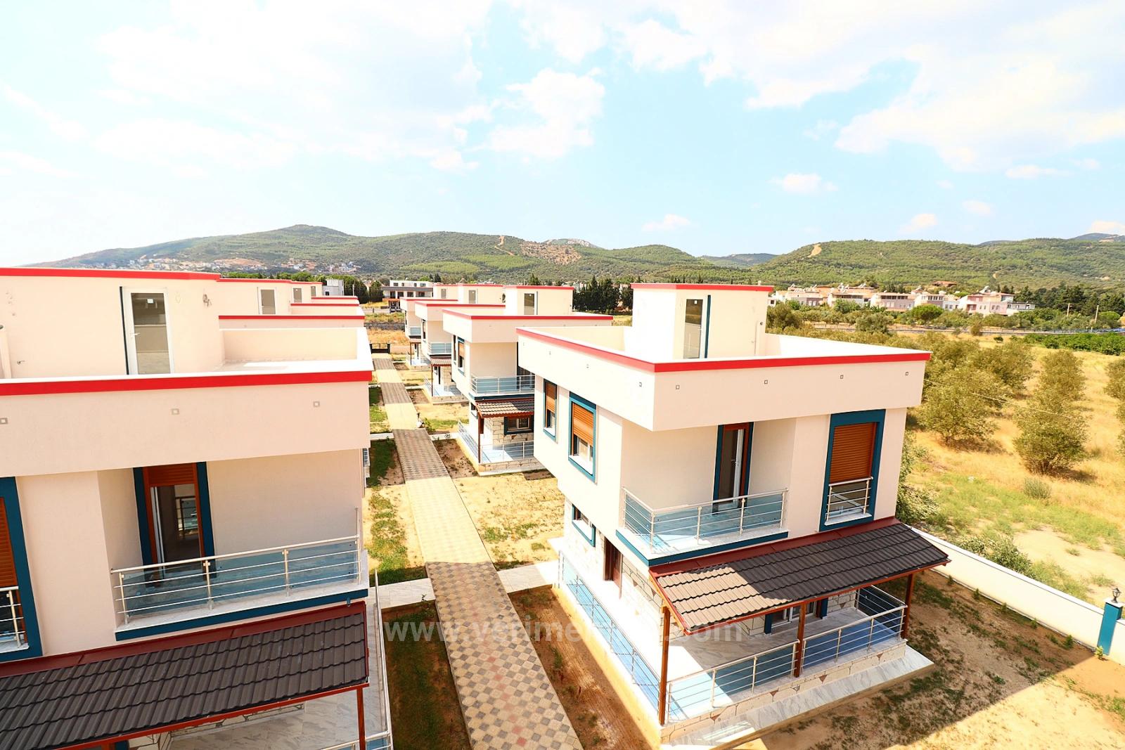 Doğanbey De Tek Müstakil Geniş Bahçeli Satılık 3+1 Villa