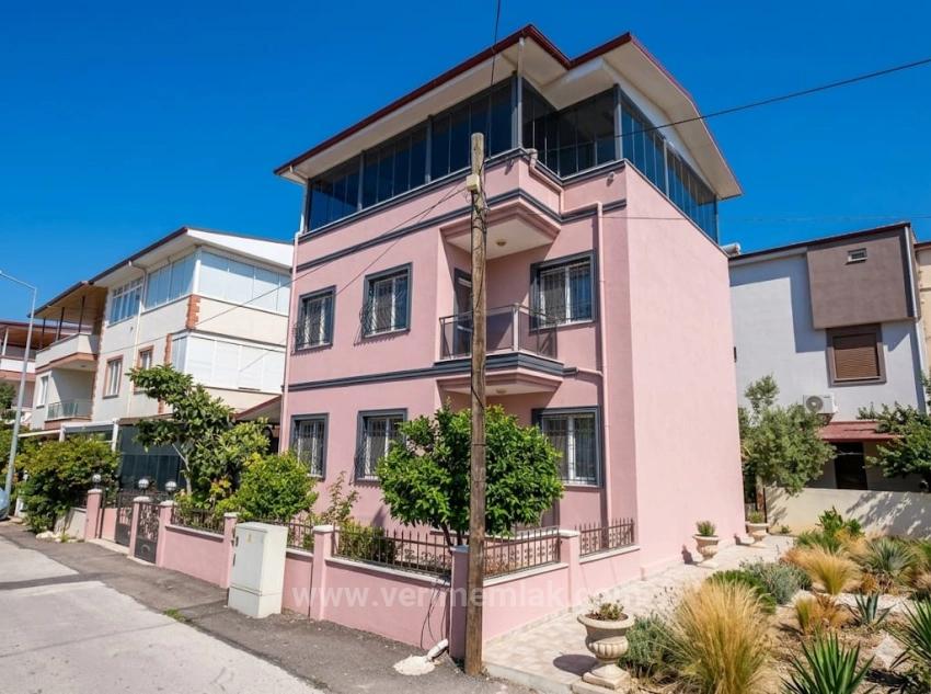 Seferihisar Cumhuriyet'te Denize 500M Mesafede Satılık 4+1 Köşe Villa