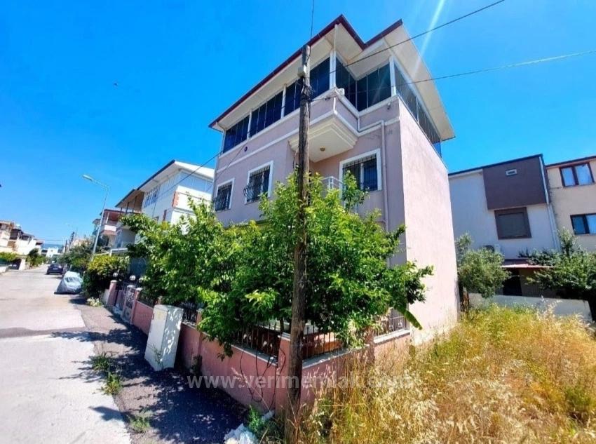 Seferihisar Cumhuriyet'te Denize 500M Mesafede Satılık 4+1 Köşe Villa