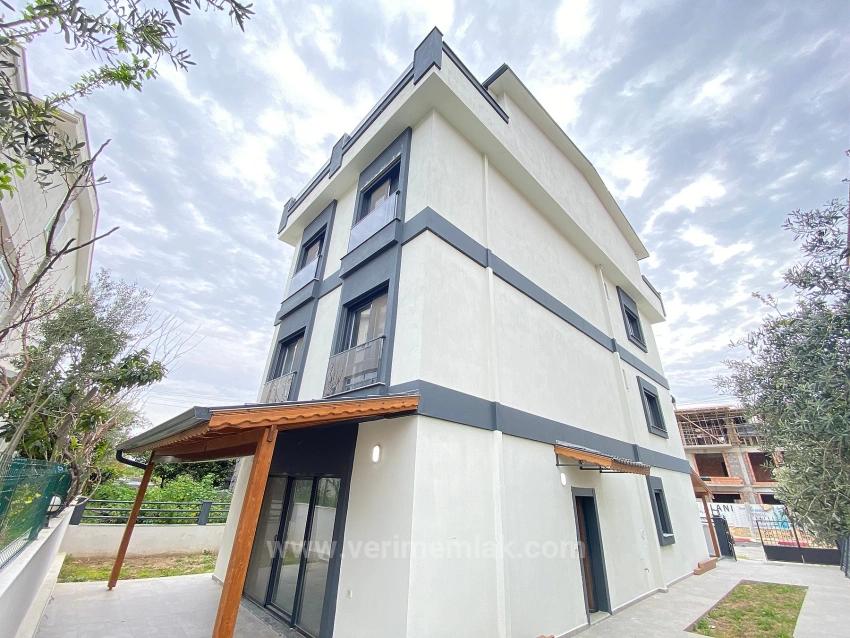 Denize 400 M Çarşıya Merkeze Çok Yakın Satılık 6+1 Villa